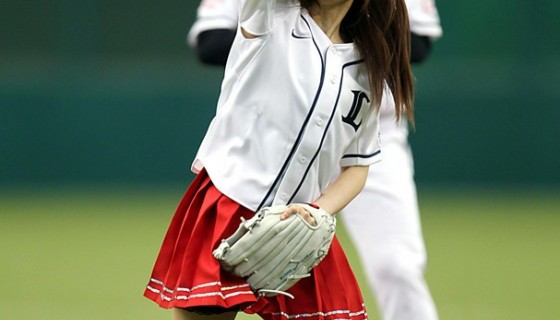 Fukuhara Kaori de Lucky Star abre partido de beisbol