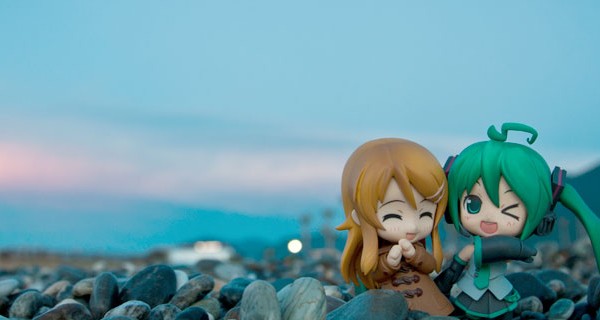 Miku y Kirino en la playa—CC Kodomut